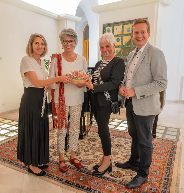 Andrea Renhardt, Dagmar Uray, Helga Lang, "Hausherr" Bürgermeister Markus Ringhofer (von links) | Foto: Jack Haijes