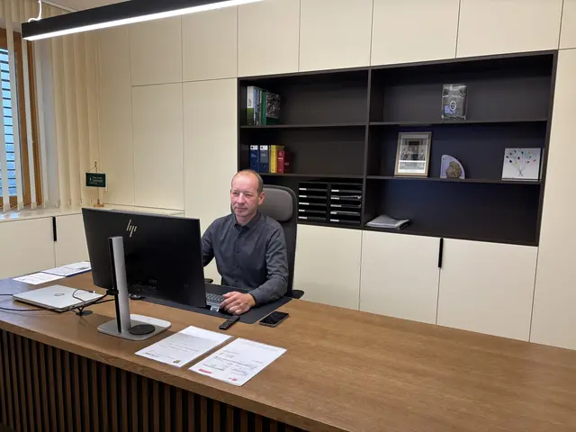 Bürgermeister Heinz Konrad ist in sein neues Büro übersiedelt. | Foto: MeinBezirk/Heimo Potzinger