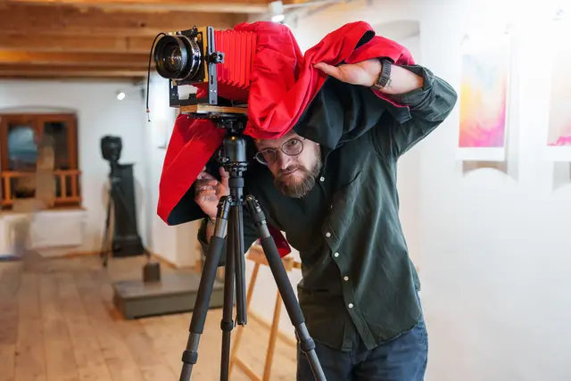 Für die Serie „Land of Xeis“ kam eine besondere Kamera zum Einsatz. Bevor ein einzelnes Bild entstehen konnte, waren zahlreiche Handgriffe notwendig. | Foto: Verena Koch