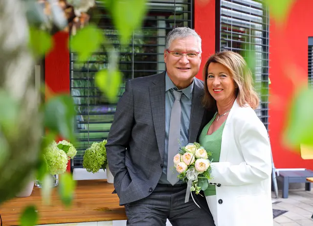 Wollten ihren besonderen Hochzeitstag ganz für sich genießen: Heide und Gerhard Leitner aus Trofaiach.  | Foto: Armin Russold