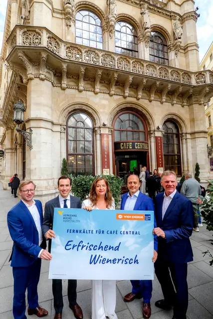 Kay Fröhlich, Geschäftsführer der Verkehrsbüro Hospitality; Martin Winkler, Vorstandsvorsitzender der Österreichischen Verkehrsbüro AG;  Ulli Sima, Stadträtin für Stadtentwicklung, Mobilität und Wiener Stadtwerke; Stefan Gara, Neos;  Michael Strebl, Vorsitzender der Wien Energie-Geschäftsführung, erklärten das Projekt. (v.l.) | Foto: Stadt Wien/Christian Fürthner