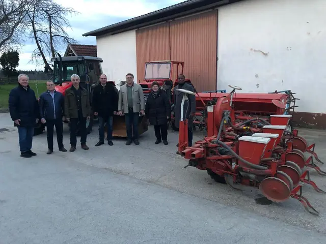 Pfarrer Leonard Ozougwu, der aus Nigeria stammt, gründete 2019 gemeinsam mit Alfred Hrusca den Verein „Help-Trans-Fair“. Sechs Jahre später kann der Verein auf beachtliche Erfolge zurückblicken. | Foto: Pfarrgemeinde Kremsmünster