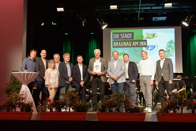 Siegfried Schindlmaier, Heinz Karl Strobl, Heidemarie Kasper, 2. Vizebürgermeister Wolfgang Grabner-Sittenthaler, 1. Vizebürgermeister Alfred Hermann, Sportreferent Stadtrat Gerhard Haberfellner, Sportpreisträger Alois Rögl, Bürgermeister Johannes Waidbacher, Richard Kühholzer, Christian Bachinger und Reinhard Pfoser. | Foto: Stadt Braunau