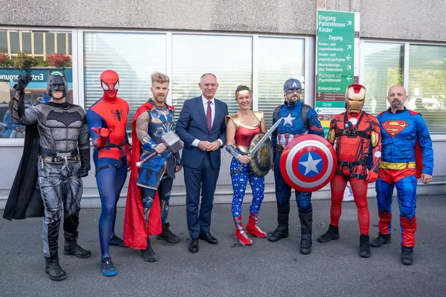 Eine ganze Gruppe von Superhelden stattete den kleinen Heldinnen und Helden im AKH einen Besuch ab. | Foto: Valentina Marinelić/MeinBezirk