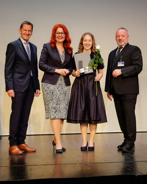 Gemeindeverbandobmann Paul Sieberer, LR Cornelia Hagele und Schuldirektor Helmut Wallner übergaben die Diplome - hier an Theresa Bado, die auch eine emotionale Abschlussrede hielt. | Foto: Claudia Egger