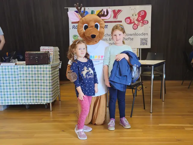 Emilia und Johanna Heher mit Elch Emil | Foto: Glösl