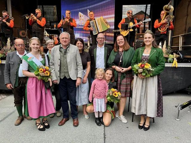 Bgm. Hans Fiedler und die königlichen Hoheiten dankten den zahlreichen "guten Geistern" für das Gelingen des Winzerfestes. | Foto: Alfred Mayer