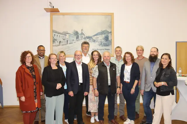 Gruppenfoto - Startveranstaltung im Pfarrheim St. Georgen am Walde. Am Foto von links Sonja Höhenberger (inhaltliche Beauftragte), Paulinus Anaedu (wird nach seinem Sabbatical zum Kernteam kommen), Bernadette Hackl (Prozessbegleitung), Elisabeth Überreiter, Dekanatsassistent Josef Rathmaier, Josef Heiligenbrunner, Regina Aichinger, Franz Furtlehner, Ferdinand Naderer, Ulrike Hader, Wolfgang Moser, Tobias Renoldner und Christiana Leonhartsberger. Nicht auf dem Bild: Dechant Johann Fehrerhofer. | Foto: Andreas Payreder