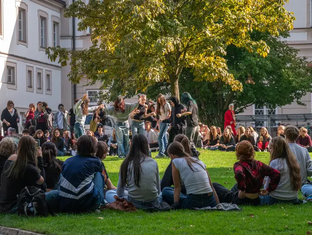Dutzende Menschen, die meisten Jugendliche und junge Erwachsene, nahmen teil. | Foto: Samir Ikhlef und Volkan Saracoglu