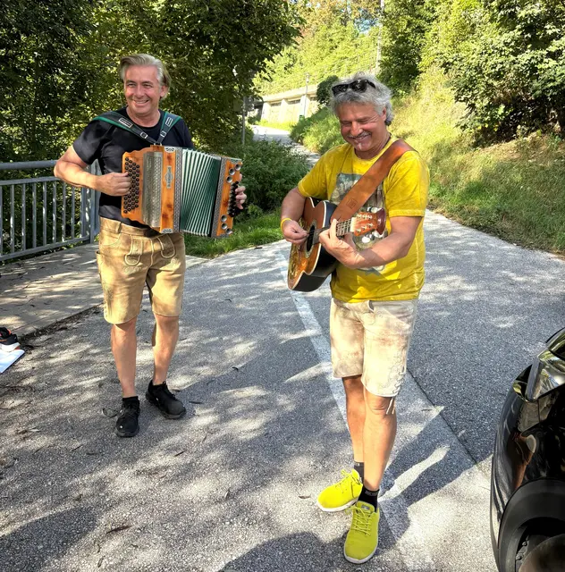 Natürlich feuerte "Hofrats Combo" auch die Wasseretappe musikalisch an. | Foto: Schwab/Raferzeder