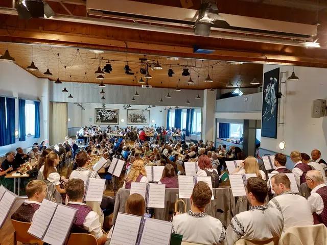 Gemütlicher Ausklang mit Musik im Festsaal zur Nachbarschaft. | Foto: Kurcz