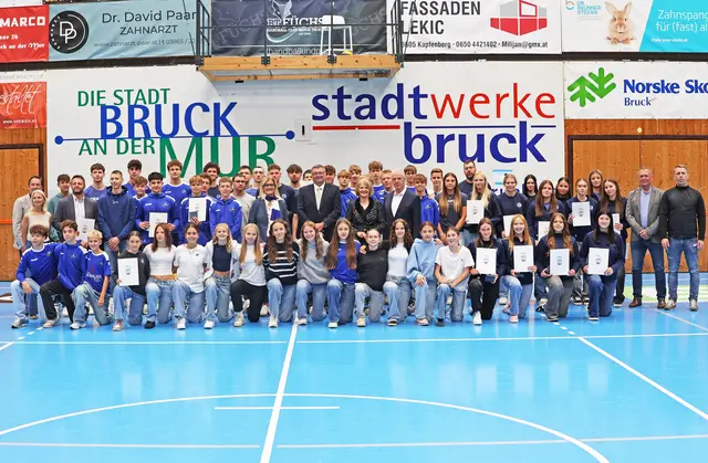 Die geehrten Sportlerinnen und Sportler der BT-Füchse. | Foto: Stadt Bruck