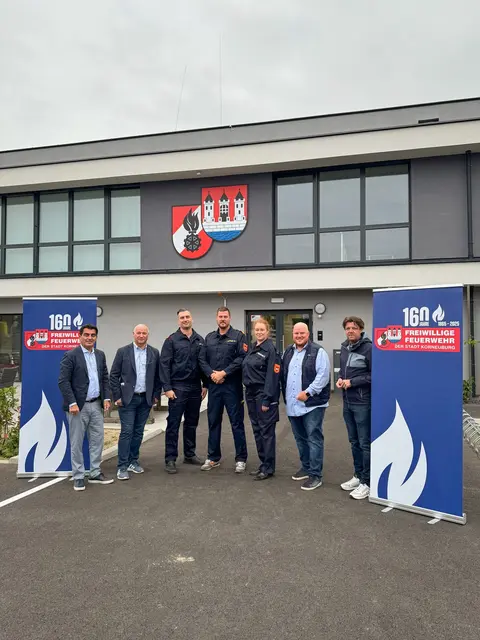 Foto (v.l.n.r.): Ankündigung Tag der offenen Türe BGM Christian Gepp, STR Alfred Zimmermann, Martin Jany (Stv. Kommandant) Stefan Hofmann (Kommandant), Barbara Thullman (Leiterin Verwaltungsdienst der FF Korneuburg), STR Bernd Herzog und STR Matthias Wobornik in der Stockerauer Straße 96. | Foto: Stadtgemeinde Korneuburg