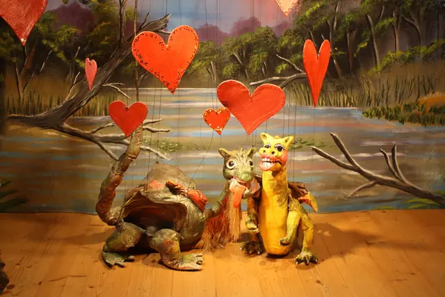 „Drache Funki ist verliebt“ – liebevoll inszeniertes Marionettentheater. | Foto: zVg
