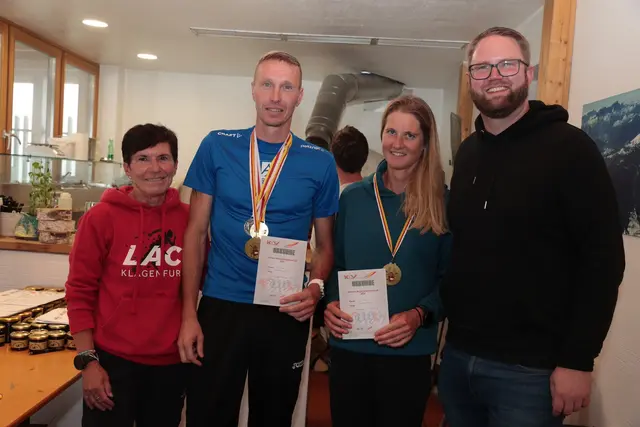 Ulli Striednig vom KLV und Marc Germeshausen vom Verein GEMMA mit den Kärntner Landesmeistern Harald Oberkofler und Gabriele Obmann