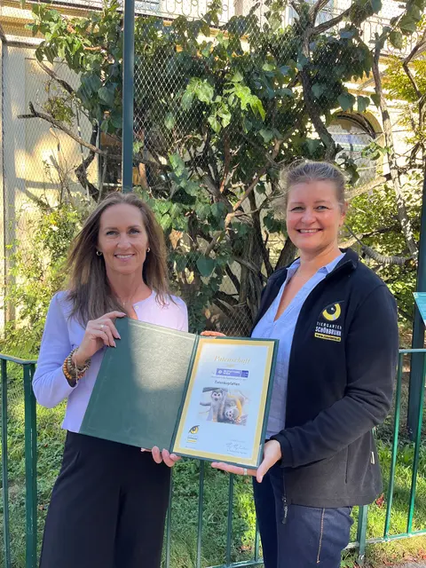 Manuela Wanzenböck (l.), Leiterin des Vertriebs- und Marktmanagements der Bestattung Wien und Fundraising-Leiterin im Tiergarten Schönbrunn, Nina Gruy-Jany, bei der Übergabe der Patenschaftsurkunde. | Foto: Tiergarten Schönbrunn