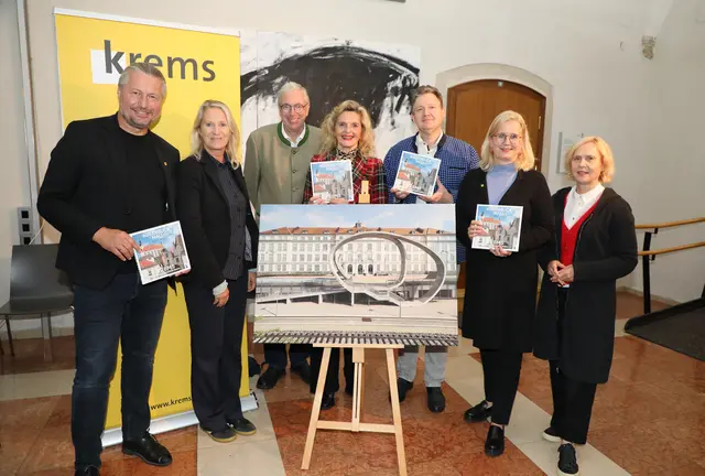 Bei der Buchpräsentation im Rathausfoyer: Bürgermeister Peter Molnar, Präsidialamtsleiterin Rosemarie Bachinger, Verlagsleiter Robert Ivancich (Kral Verlag), die Autorinnen Helma Strizik und Franz Karl, Kulturgemeinderätin Elisabeth Kreuzhuber sowie Doris Denk, Bereichsleiterin für Kultur, Bildung und Tourismus am Magistrat Krems – von links. | Foto: Stadt Krems
