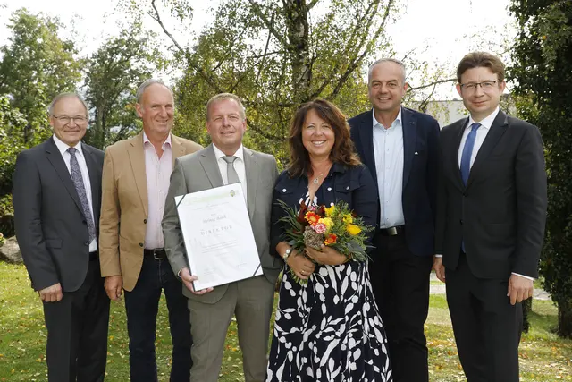 Walter Lederhilger, Georg Garstenauer, Direktor Helmut Barth mit Gattin Elisabeth, Obmann Franz Schachinger und Verbandsdirektor Norman Eichinger. | Foto: Lagerhaus