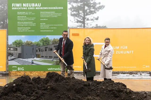 v. l.: Rektor der Veterinärmedizinischen Universität Wien Matthias Gauly, Forschungsministerin Eva-Maria Holzleitner (SPÖ) und Geschäftsführerin der BIG, Christine Dornaus beim Spatenstich. | Foto:  Dominik Kiss/Vetmeduni