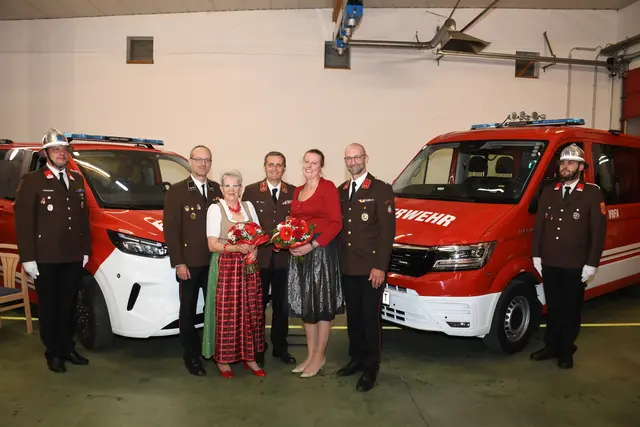 Die Fahrzeugpatinnen mit dem neuen Mannschaftstransportfahrzeug und Vorausrüstfahrzeug | Foto: FF Waidhofen/Thaya