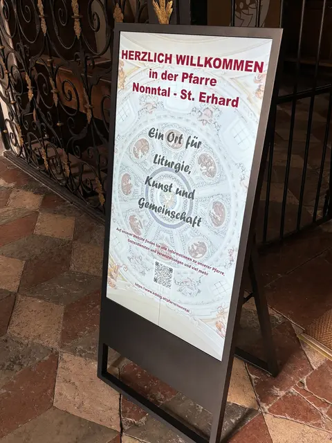 Der digitale A-Ständer im Eingangsbereich der Pfarrkirche mit aktuellen Infos, Wissenswertem über die Nonntaler Kirche und biblischen Botschaften. | Foto: Schrofner