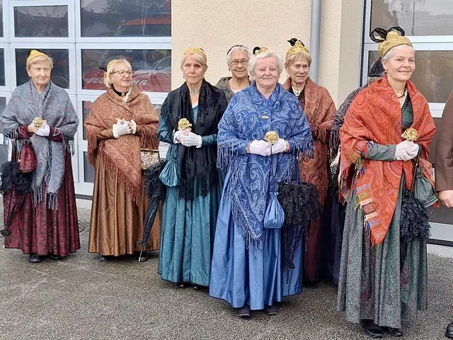 Die Abordnung der Goldhaubenfrauen Elixhausen vor dem Feuerwehrhaus. | Foto: Karl Edtstadler