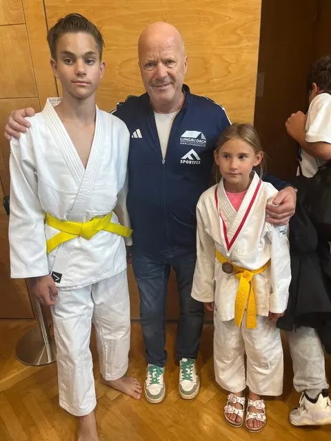 In der Altersklasse U14 holte David Gall (links) den zweiten Platz, in U12 erkämpfte Hanni Brandstätter den dritten Platz. Am Bild die beiden mit Sektionsleiter Harald Karner. | Foto: Judo Lungau