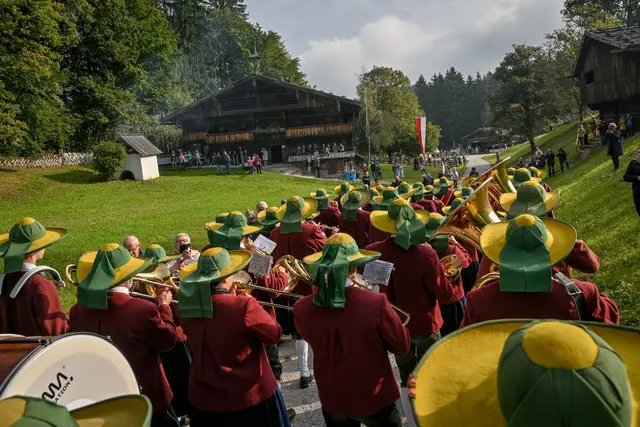 Die Bundesmusikkapelle Mariatal zog zur Feldmesse ein.  | Foto: Gabriele Grießenböck