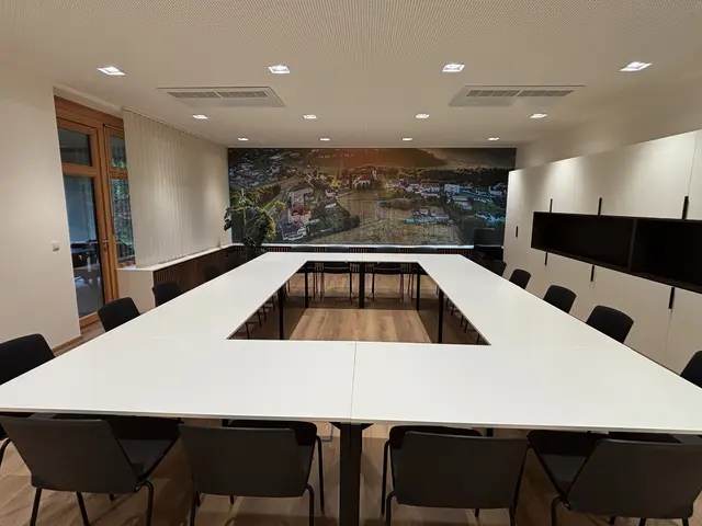 Das Foto an der Rückseite des neuen Sitzungssaals stammt von Ingrid Donnerer. | Foto: MeinBezirk/Heimo Potzinger