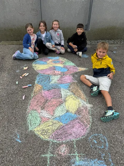 Kindergarten- und Volksschulkinder griffen in Grieskirchen zu Kreide und malten die Straßen bunt an. | Foto: Volksschule Grieskirchen
