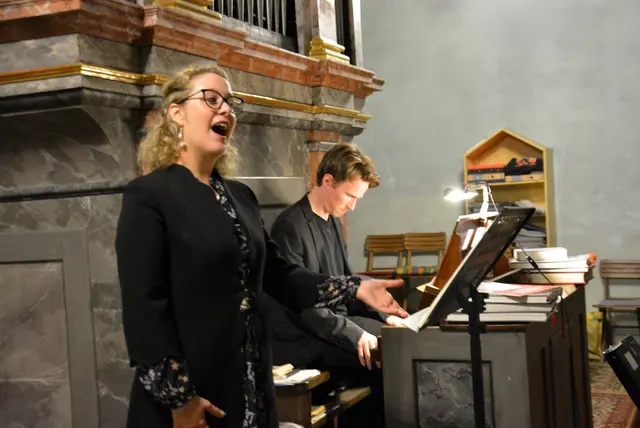 Ein perfektes Zusammenspiel von Stimme und Orgel  Angelika Niakan und David Schlager  | Foto: Peter Taurer