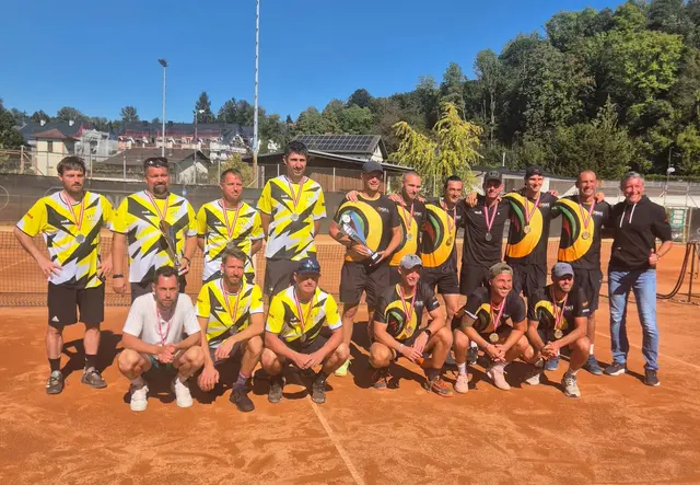 Die Mauthausner (rechts) besiegten im Finale das Vorarlberber Team aus Vanders. Ganz rechts: Stefan Hirn, Vorsitzender des Wettspielausschusses der Senioren-Bundesliga. | Foto: Union Stein&Co Mauthausen