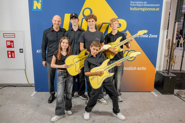 Die Black Rockodiles: Niklas Rößler, Simon Zehetner, Moritz Bernkopf (hinten), Juliane Heinreichsberger, Sebastian Schragl (vorne) mit Bandleader Hermann Aigner (hinten links). | Foto: Erich Marschik