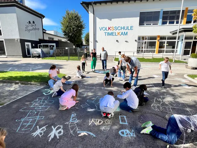 Die Volksschüler:innen bemalten den Asphalt mit bunten Kunstwerken. | Foto: Marktgemeinde Timelkam