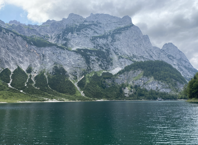 Am Ufer des Hinteren Gosausees ereignete sich ein Unfall: Eine chinesische Touristin stürzte bei der Seeumrundung mehrere Meter ab und verletzte sich schwer. | Foto: MeinBezirk/Gratzer (Archivfoto)