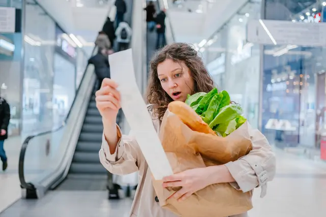 Die Lebensmittelpreise explodieren in kaum einem Land so wie in Österreich. Auch die Inflation bleibt ungewöhnlich hoch. Wirtschaftsminister Wolfgang Hattmansdorfer (ÖVP) fordert jetzt Schritte von der EU. Es geht auch um den vielzitierten "Österreich-Aufschlag". | Foto: Shutterstock/ PERO studio