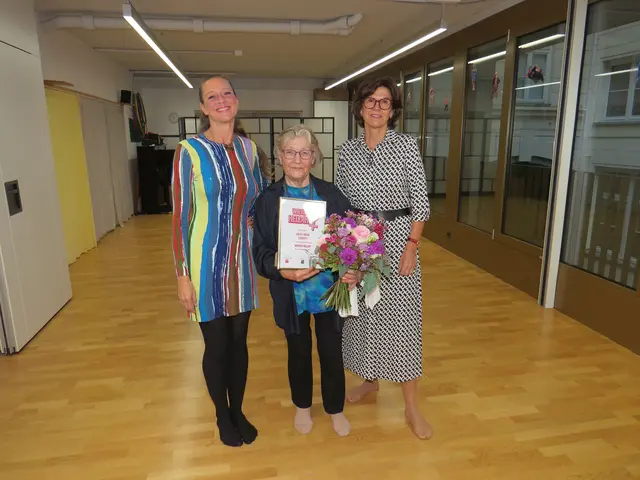Moderatorin Mel Merio (l.) und die  Vorsitzende der Bezirksvertretung Innere Stadt, Isabelle Enzenberg (r.) gratulieren Helga Neira Zugasty. | Foto: Sabine Krammer