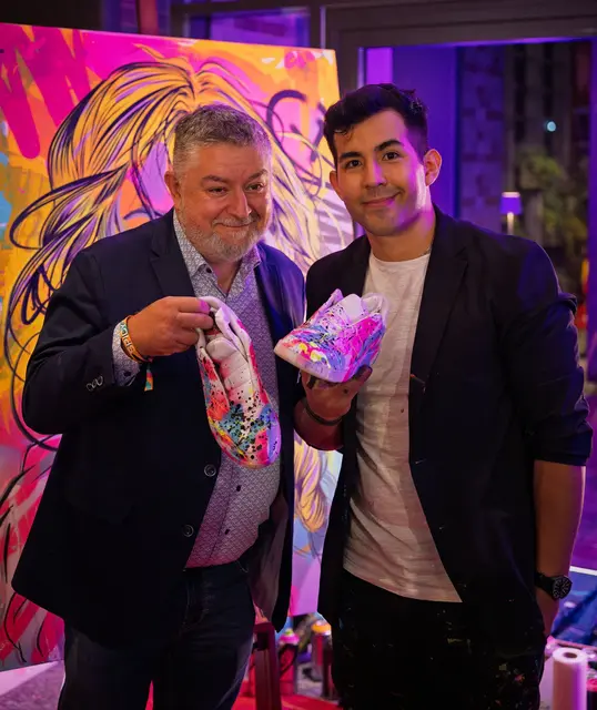 GF Hantermann Wolfgang Repitsch mit Künstler Luis Morales, der seine Schuhe in ein echtes Unikat verwandelte. | Foto: Foto Frierss / Martin Gfrerer