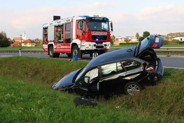 Zwei Pkw landen nach einer Kollision in Sattledt im Straßengraben. | Foto: laumat.at