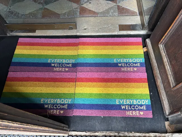 Die Pfarrgemeinde hat auch den Eingangsbereich verändert, ihn attraktiver und informativer gestaltet. Unter anderem mit bequemeren Sitzplätzen, aber auch mit neuen Teppichen in den Regenbogenfarben. Ein Zeichen für mehr Offenheit, Vielfalt und Toleranz. | Foto: Schrofner