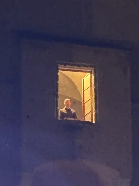 Bürgermeister Stefan Lang spricht aus dem Rathausturm abschließende Dankesworte. | Foto: Alexandra Goll/Herbert Schleich