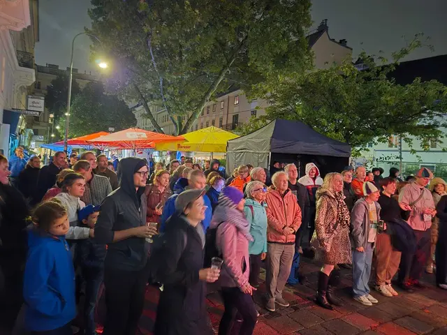 Zuhörerinnen und Zuhörer gönnten sich die Auftritte der Musikbands. | Foto: Christoph Lipinski (SPÖ)
