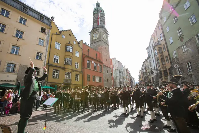 Der Stubaier Jagdhornklang und die Hubertusbläser Tirol sorgen für musikalische Stimmung, begleitet von schwungvollen Volkstänzen der Tiroler Trachtenvereine. | Foto: die Fotografen