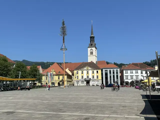 Die neue Brucker Stadtregierung verbannt das Gendern – hier ein Archivbild des Brucker Hauptplatzes mit dem Rathaus. | Foto: MeinBezirk/Angelika Kern