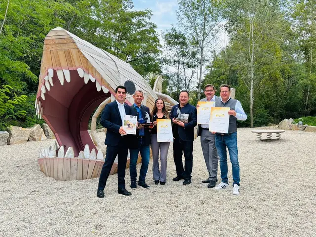 Das Eintreffen des Awards in der Fossilienwelt wurde gefeiert: die Betreiber Werner Stark und Christian Lang (Pronatour) mit den Bürgermeistern Christian Gepp, Michael Oberschil und Thomas Windsor-Seifert. | Foto: Bianca Schuster