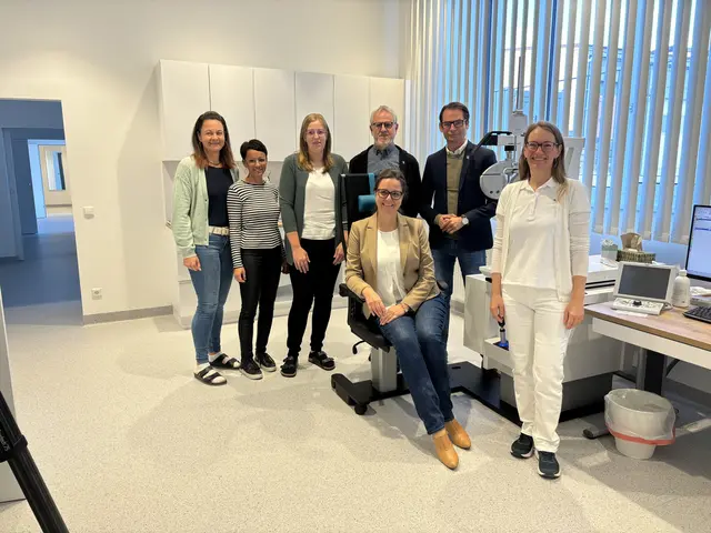 Marlen Kleinhans-Öller (rechts) mit ihren Assistentinnen sowie Vertretern der Stadt Kapfenberg in ihrer Ordination. | Foto: MeinBezirk/Angelika Kern