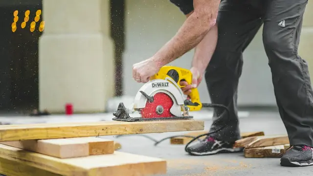 Die steirischen Produktionsschulen sollen für Jugendliche und junge Erwachsene Ausbildungen in Bereichen wie Gastronomie, Büro,
Holz-, Textil- oder Metallverarbeitung ermöglichen. (Symbolbild) | Foto: unsplash/Greyson Joralemon