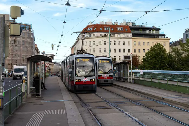 Die Linie 12 fährt vom Höchstädtplatz über die U6 Jägerstraße und den Wallensteinplatz bis zur U4 Friedensbrücke und decke damit große Teile der bisherigen Linie 33 ab. | Foto: Wiener Linien/Simon Wöhrer