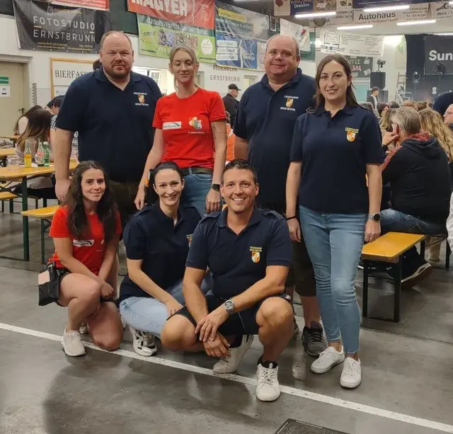 Kommandant-Stellvertreter Roman Meisel, Jasmin Graf, Leiter des Verwanlungsdienstes Martin Zotter, Johanna Neulinger
knieend: Tamara Maschek, Jasmin Ebermann, Kommandant Mario Liebhart  | Foto: Anna Seymann