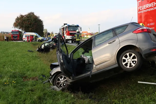 Zwei Pkw landen nach einer Kollision in Sattledt im Straßengraben. | Foto: laumat.at